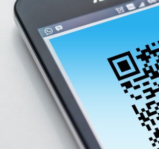 Free High-resolution close-up of a smartphone displaying a QR code on its screen. Stock Photo